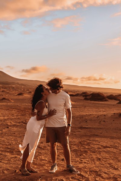 Paarshooting Dünen Fuerteventura – Portrait Paar in goldener Abendsonne Kanaren © Chirlyart