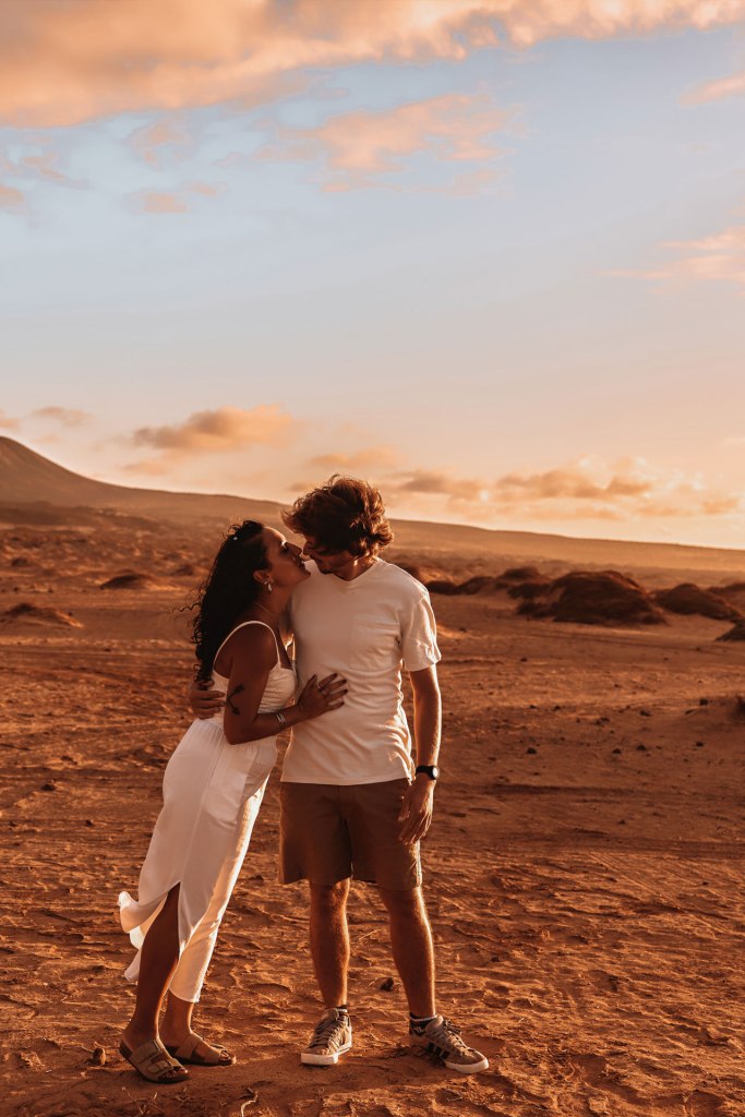 Paarshooting Dünen Fuerteventura – Portrait Paar in der Dünenlandschaft, warmes Abendlicht © Chirlyart