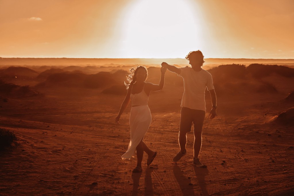 Couple Shooting Fuerteventura Dünen – Paar spielt im Sand, freies Lachen goldene Stunde © Chirlyart