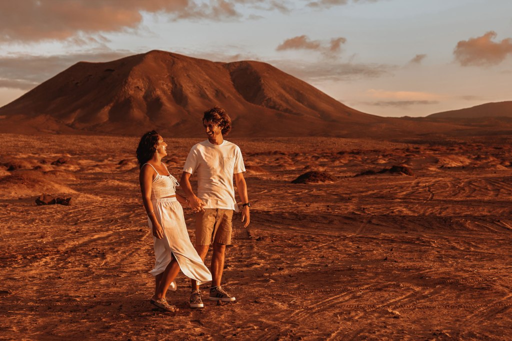 Paarshooting Fuerteventura Dünen – weite Panorama-Aufnahme Paar in der Dünenlandschaft Kanaren © Chirlyart