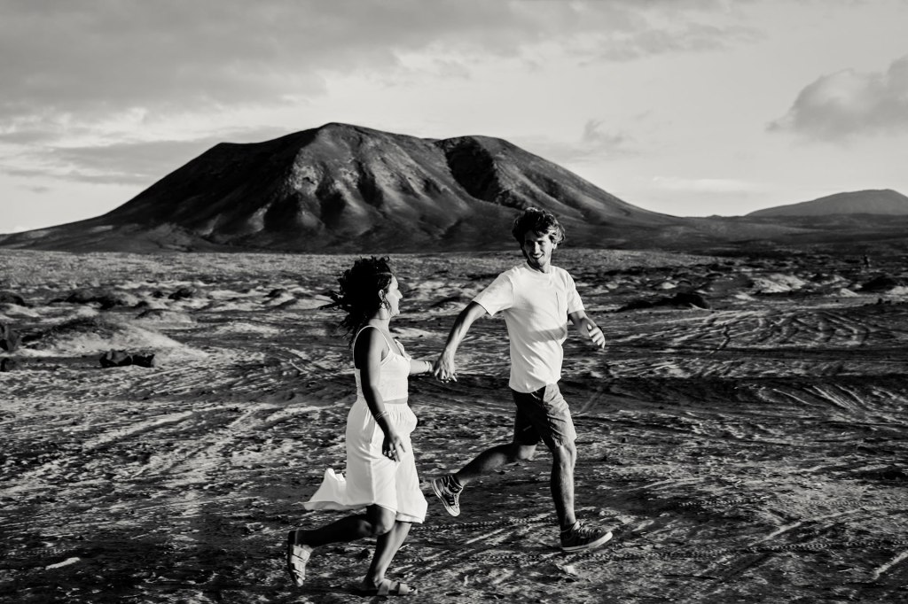 Couple Shooting Fuerteventura – Paar läuft Hand in Hand durch goldene Dünen © Chirlyart