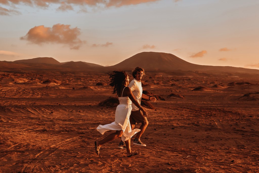 Paarshooting Dünen Kanaren – Paar lächelt, Leichtigkeit im warmen Abendsonnenlicht © Chirlyart