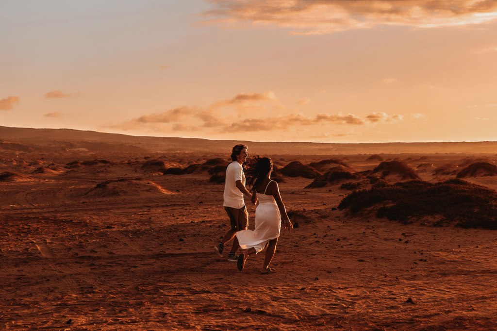 Couple Shooting Fuerteventura – romantischer Kuss in den Sanddünen, goldene Stunde © Chirlyart