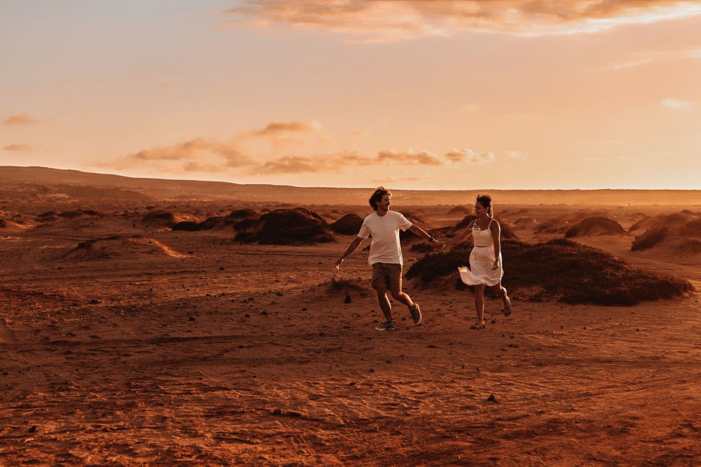 Paarshooting Dünen Fuerteventura – Weitwinkelaufnahme Paar im goldenen Abendlicht Kanaren © Chirlyart