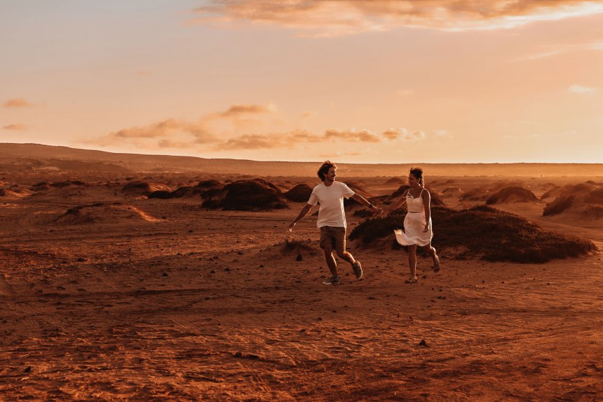 Paarshooting Dünen Fuerteventura – Paar in endloser Dünenlandschaft goldene Stunde Kanaren © Chirlyart