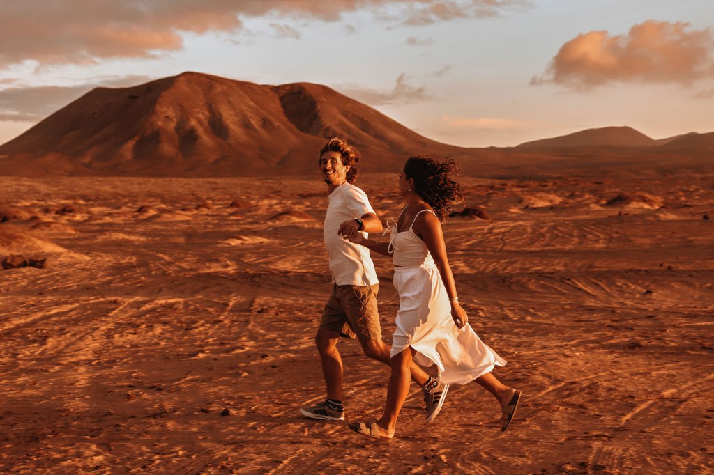 Couple Shooting Dünen Kanaren – romantisches Paar beim Spaziergang in der Wüste Fuerteventura © Chirlyart