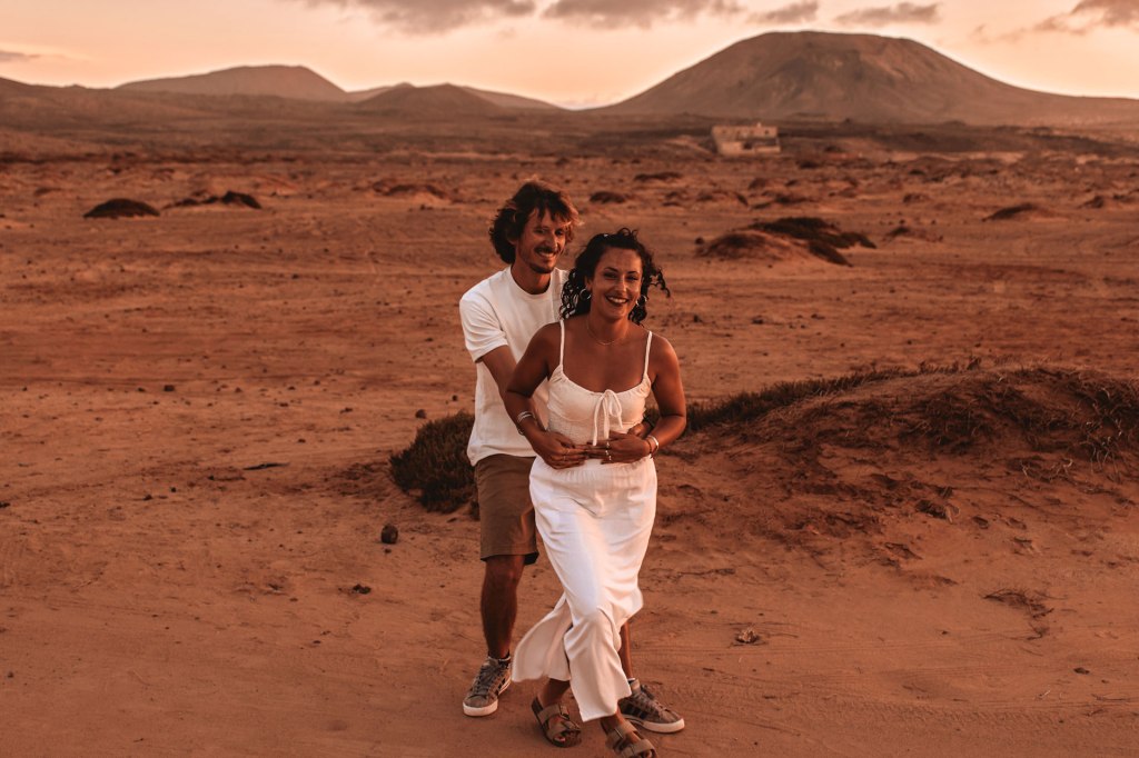 Couple Shooting Fuerteventura – romantisches Paarportrait in den Sanddünen, goldene Abendsonne © Chirlyart