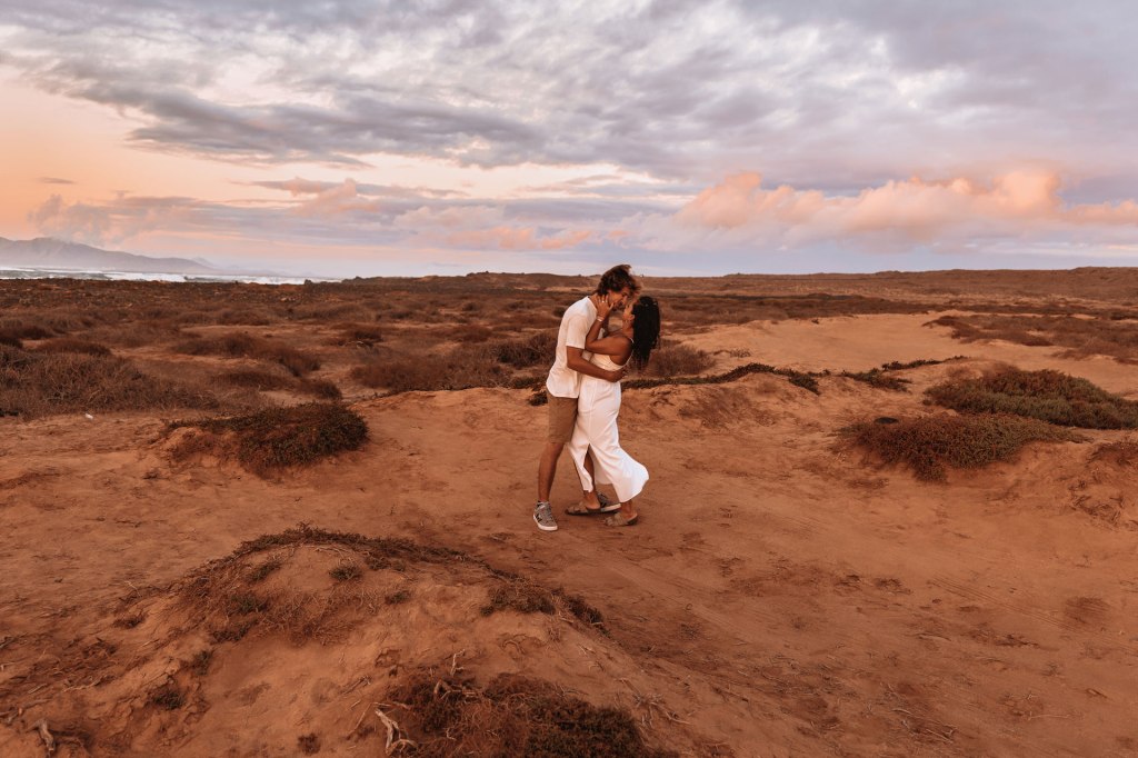 Paarshooting Fuerteventura Dünen – weite Landschaft Paar klein im großen Dünenmeer © Chirlyart