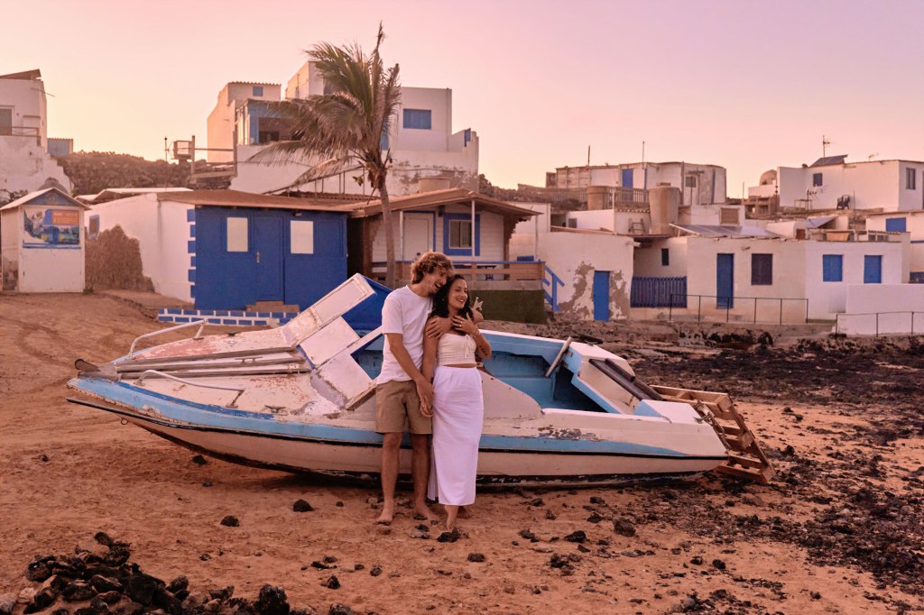 Paarshooting Fuerteventura Dünen 2024 – Paar im goldenen Abendlicht endlose Dünenlandschaft Kanaren © Chirlyart