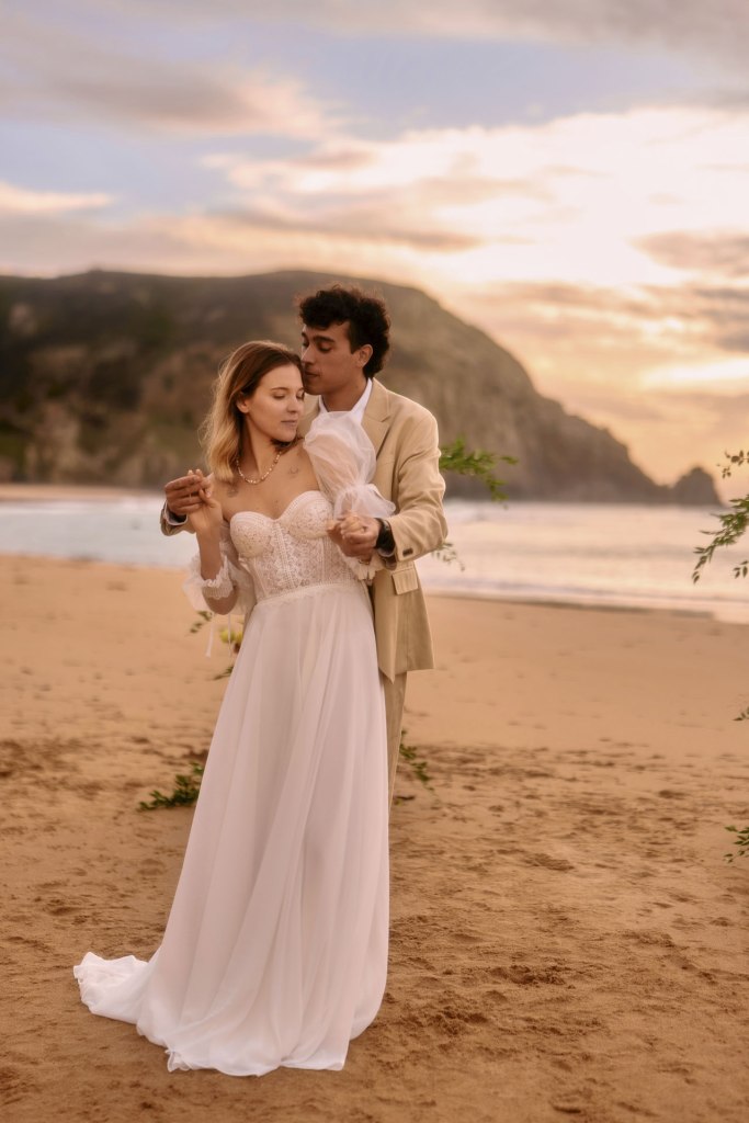 Hochzeit Portugal – Brautpaar am Strand der Algarve, intimer Moment © Chirlyart