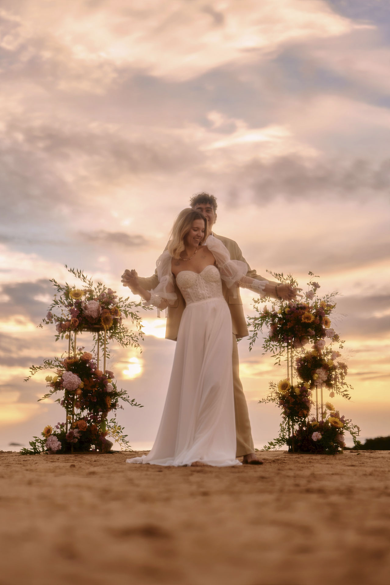 Elopement Algarve Portugal – Braut am Strand bei Sonnenuntergang © Chirlyart
