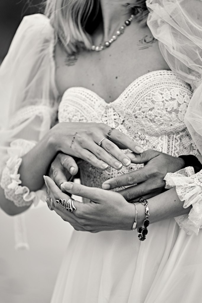Strand Elopement Portugal – romantisches Portrait Braut in der goldenen Stunde © Chirlyart