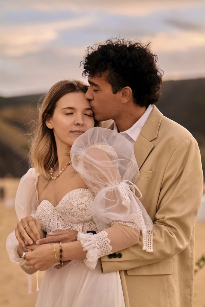 Elopement Algarve – Braut mit Blick aufs Meer, warmes Abendlicht © Chirlyart