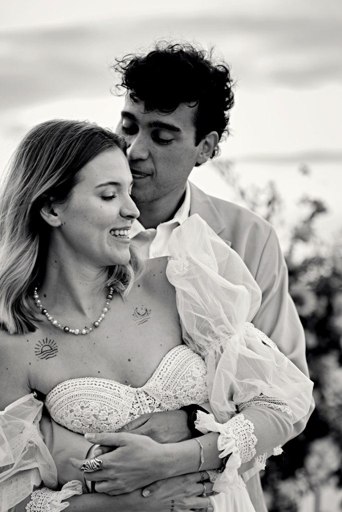 Elopement Portugal – Portrait Bräutigam am Strand, natürliches Licht © Chirlyart