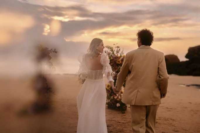 Strand Elopement Portugal Algarve – Paar während der Zeremonie am Meer bei goldener Stunde © Chirlyart