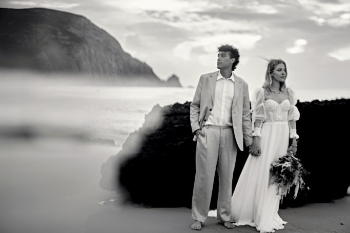 Elopement Strand Fotografie – intimer Moment Brautpaar am Atlantik Portugal © Chirlyart