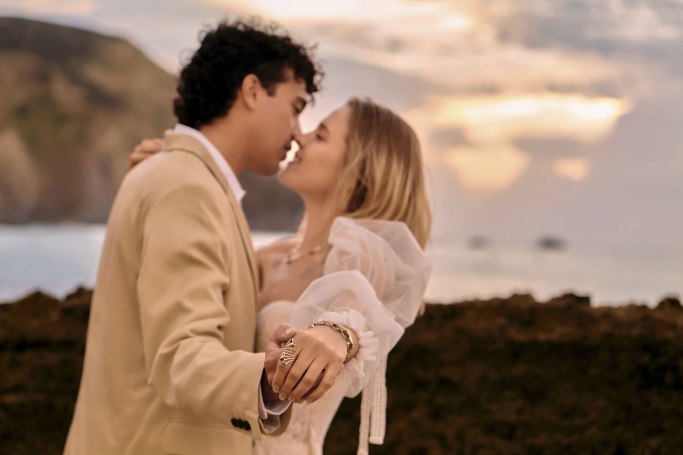 Algarve Hochzeit – Paar am Meer in goldener Abendsonne, romantische Stimmung © Chirlyart