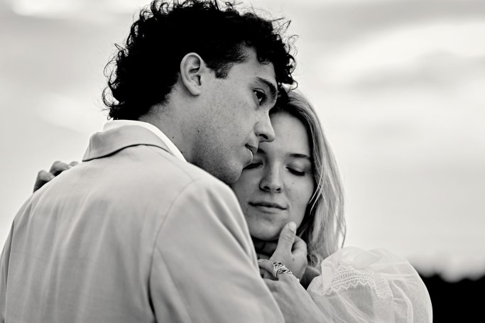 Elopement Fotografie Algarve – Paar küsst sich am Strand bei Sonnenuntergang Portugal © Chirlyart