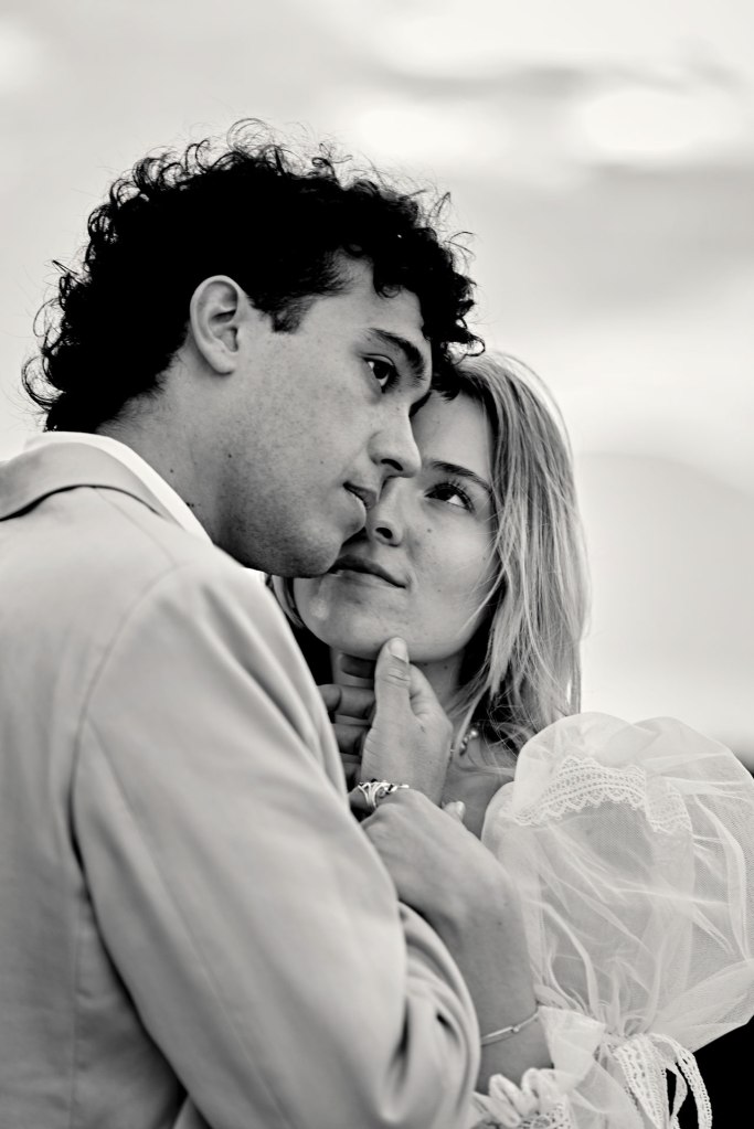 Strand Hochzeit Portugal – Brautpaar im romantischen Abendlicht, Algarve Küste © Chirlyart