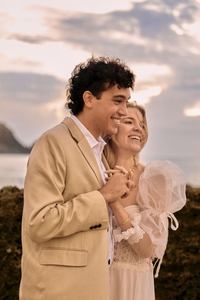 Elopement Algarve – Brautpaar läuft barfuß durch den Sand bei Sonnenuntergang © Chirlyart