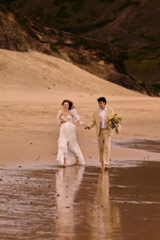 Strand Elopement Portugal – Silhouette Brautpaar am Horizont bei Sonnenuntergang © Chirlyart