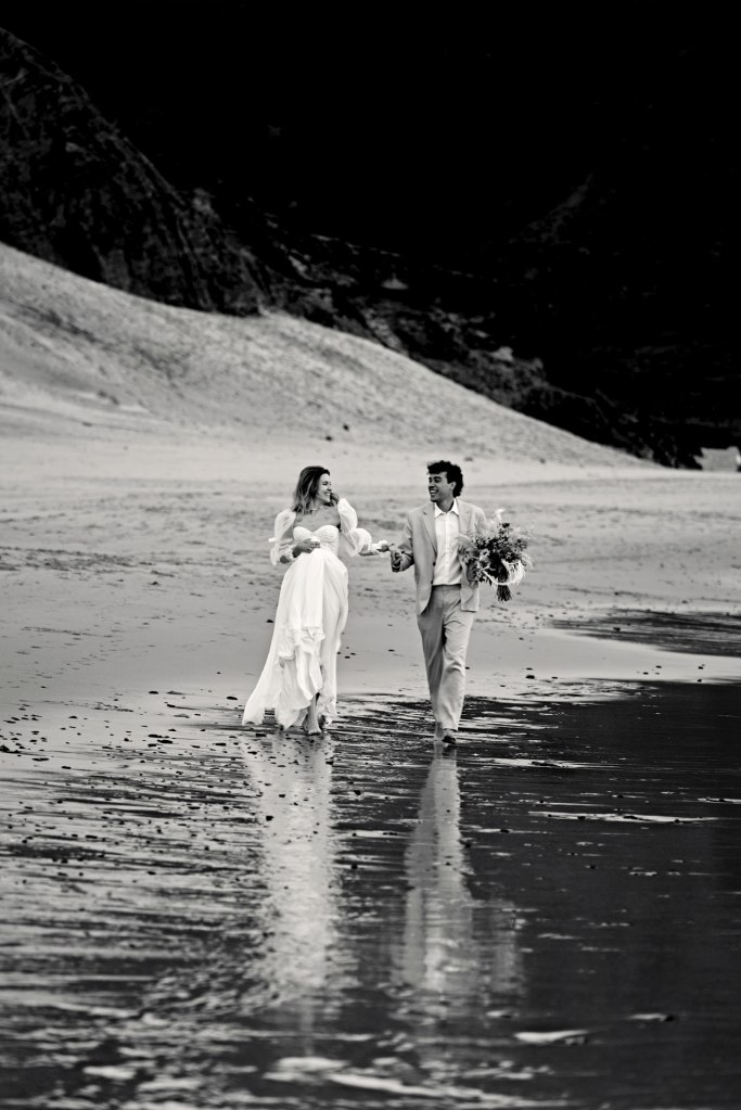 Hochzeit am Strand Algarve – Brautpaar tanzt am Meer, goldene Stunde Portugal © Chirlyart