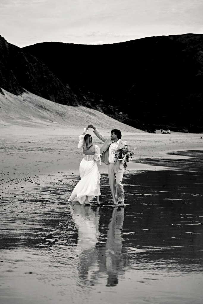 Hochzeit Portugal Strand – Brautpaar umarmt sich in goldenem Abendlicht Algarve © Chirlyart