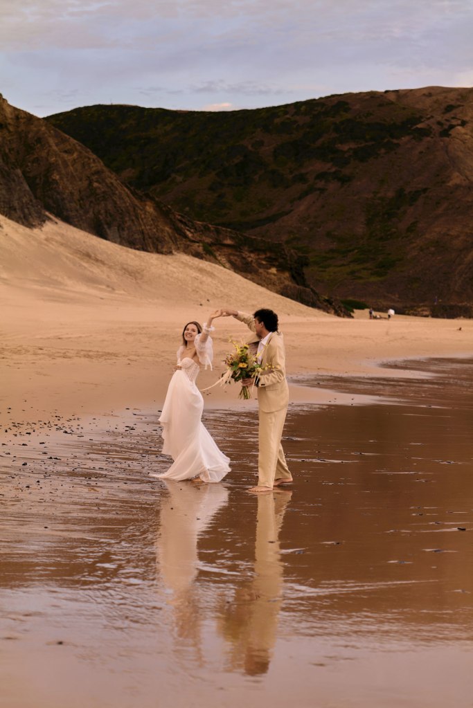 Elopement Hochzeit Algarve – Brautpaar im Sonnenuntergang an der portugiesischen Küste © Chirlyart