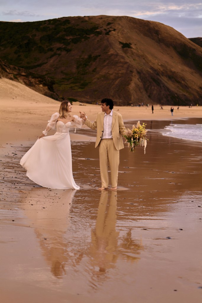 Strand Elopement Algarve – romantischer Kuss Brautpaar bei Sonnenuntergang Portugal © Chirlyart