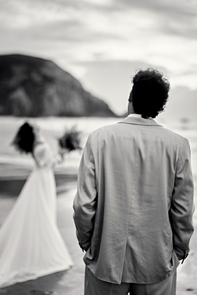 Elopement Hochzeitsfotografie Portugal – Brautpaar tanzt am Strand, Wellen im Hintergrund © Chirlyart