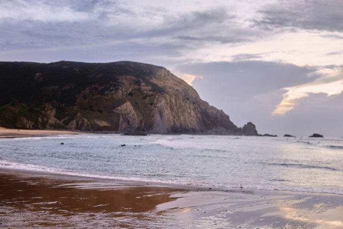 Strand Hochzeit Algarve Portugal – Brautpaar läuft am Meer entlang bei Sonnenuntergang © Chirlyart