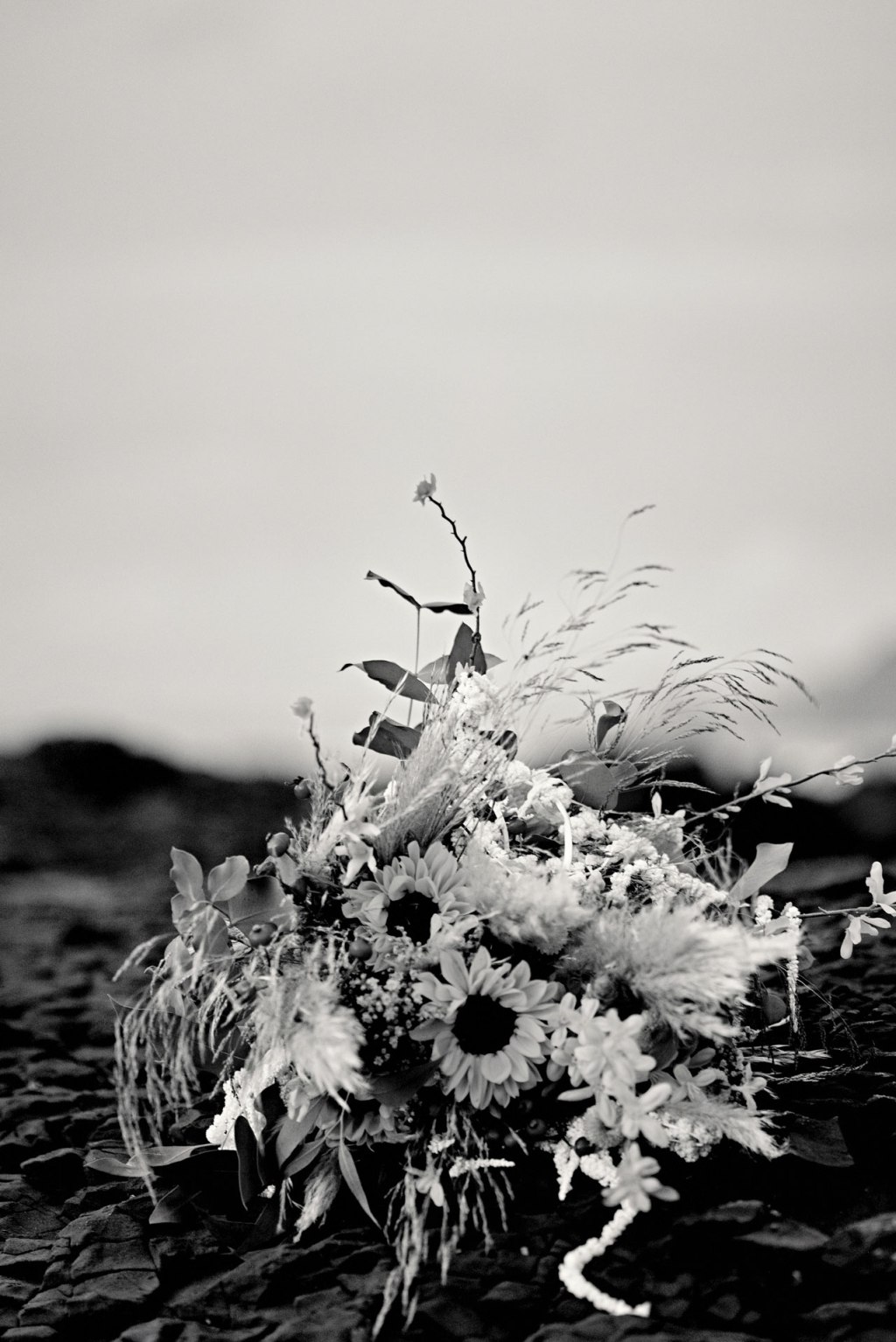 Elopement Portugal – Brautpaar in romantischem Sonnenuntergangs-Licht an der Algarve Küste © Chirlyart