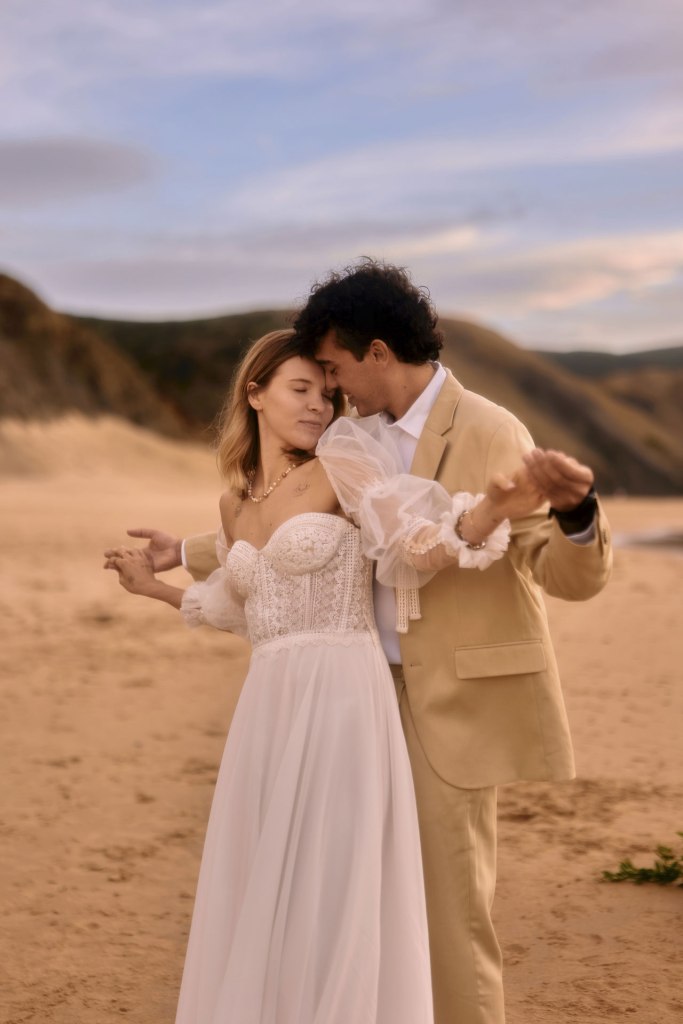 Elopement Strand Algarve – erste Momente am Meer, Braut im weissen Kleid © Chirlyart